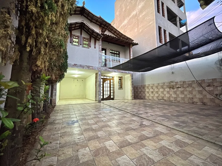 Foto 1 de Casa com 3 Quartos à venda, 218m² em Diamante, Belo Horizonte