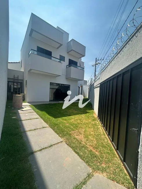 Foto 1 de Sobrado com 3 Quartos à venda, 148m² em Laranjeiras, Uberlândia