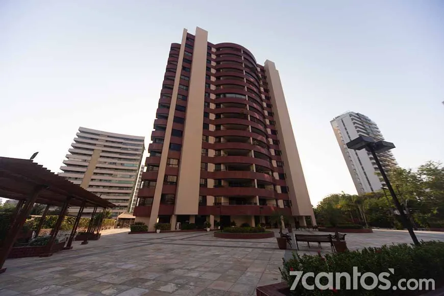Foto 1 de Apartamento com 4 Quartos para alugar, 215m² em Guararapes, Fortaleza