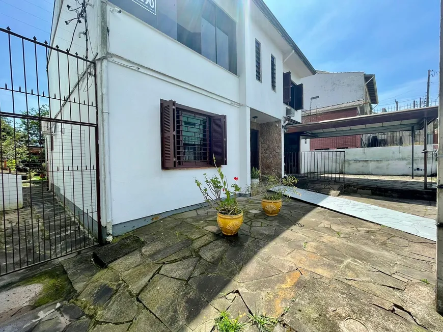 Foto 1 de Casa com 3 Quartos à venda, 169m² em Vila João Pessoa, Porto Alegre