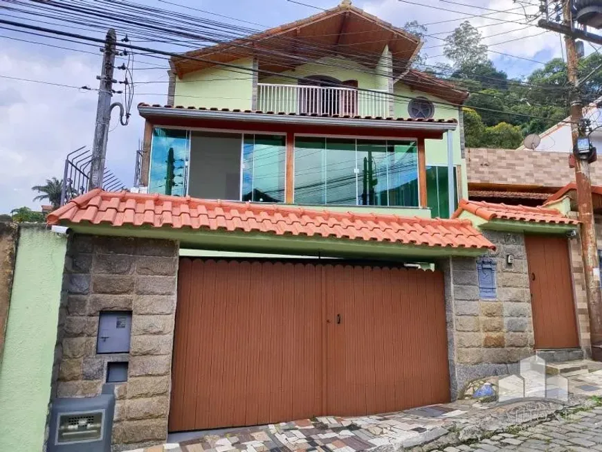 Foto 1 de Casa com 3 Quartos à venda, 450m² em Itamarati, Petrópolis