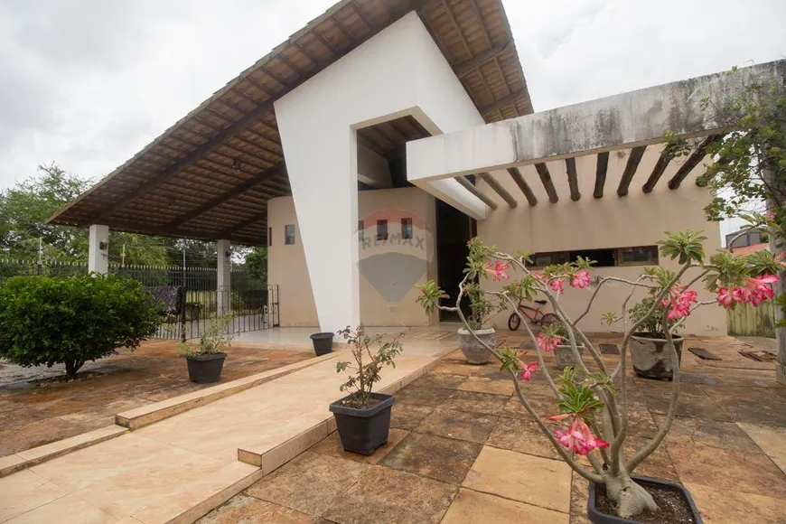 Foto 1 de Casa com 4 Quartos à venda, 398m² em Candelária, Natal