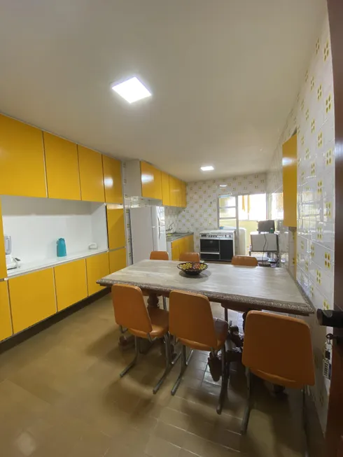 Foto 1 de Apartamento com 4 Quartos à venda, 194m² em Praia das Pitangueiras, Guarujá