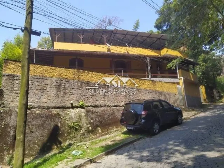 Foto 1 de Casa com 4 Quartos à venda, 160m² em Quarteirão Brasileiro, Petrópolis