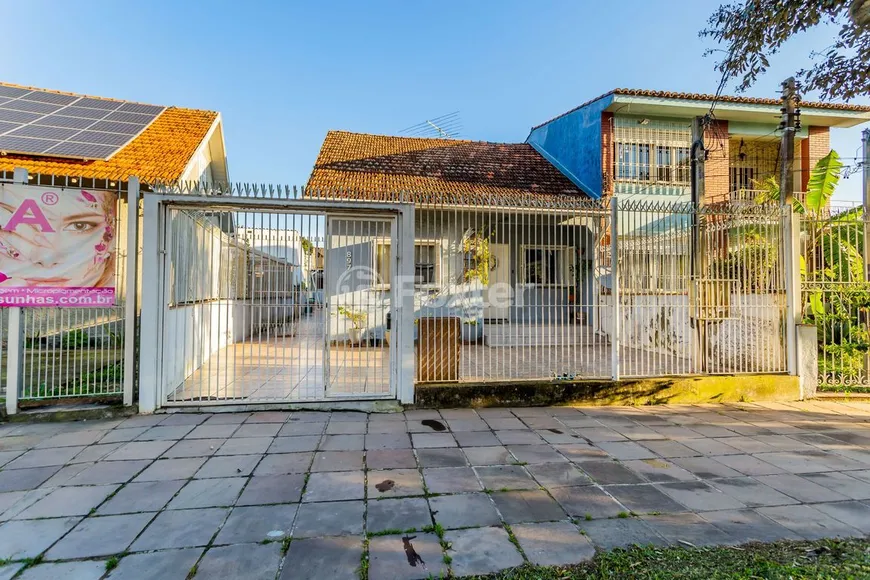 Foto 1 de Casa com 4 Quartos à venda, 155m² em Passo da Areia, Porto Alegre