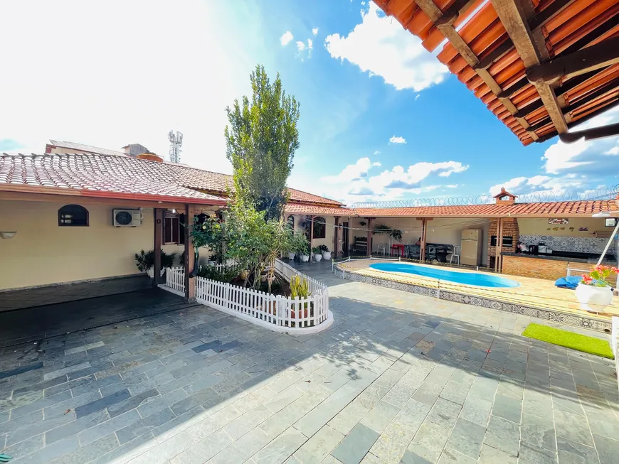 Foto 1 de Casa com 3 Quartos à venda, 439m² em Santa Amélia, Belo Horizonte