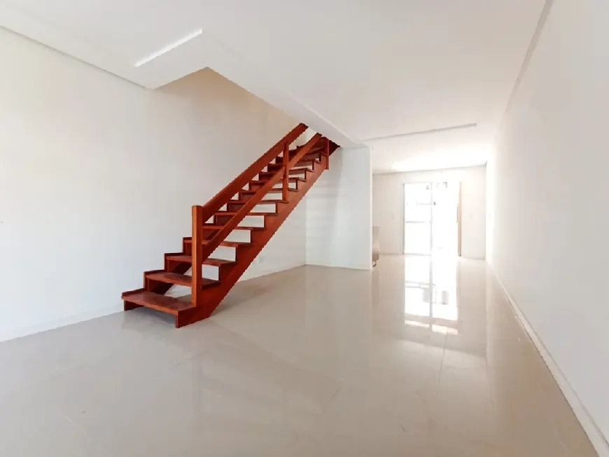 Foto 1 de Casa com 3 Quartos para alugar, 128m² em Guarujá, Porto Alegre