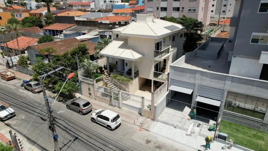 Foto 1 de Casa com 3 Quartos à venda, 319m² em Barreiros, São José