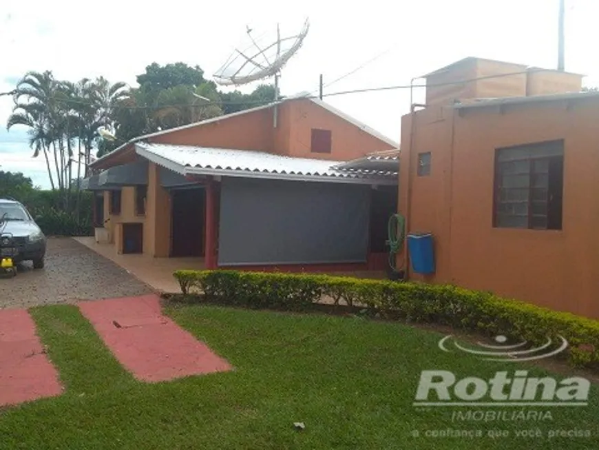 Foto 1 de Fazenda/Sítio com 3 Quartos à venda, 326m² em Jockey Camping, Uberlândia