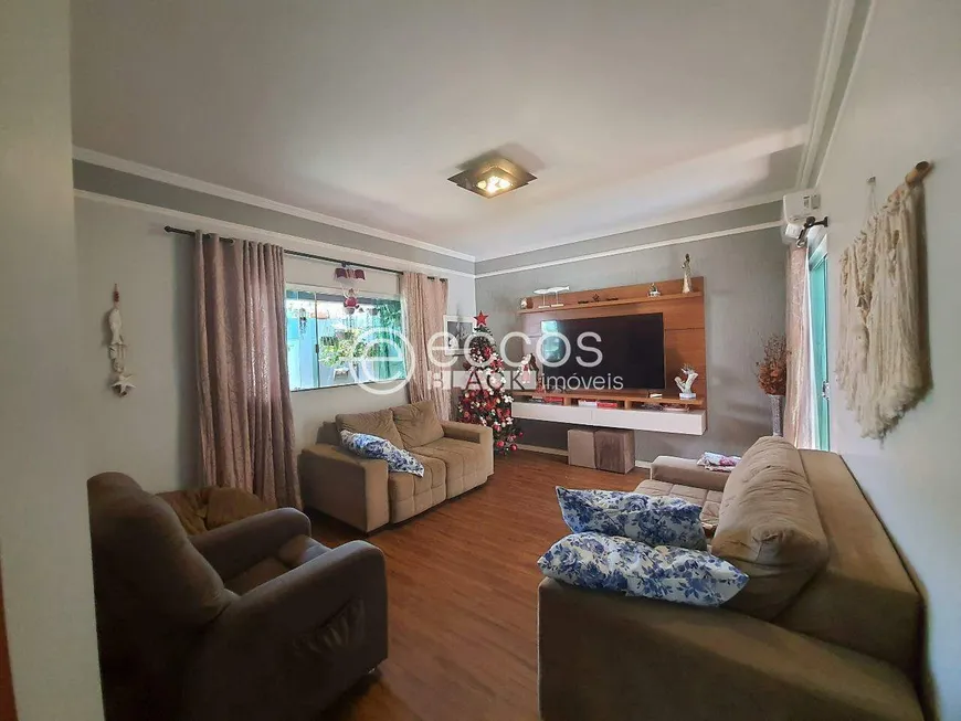 Foto 1 de Casa com 3 Quartos à venda, 220m² em Alto Umuarama, Uberlândia