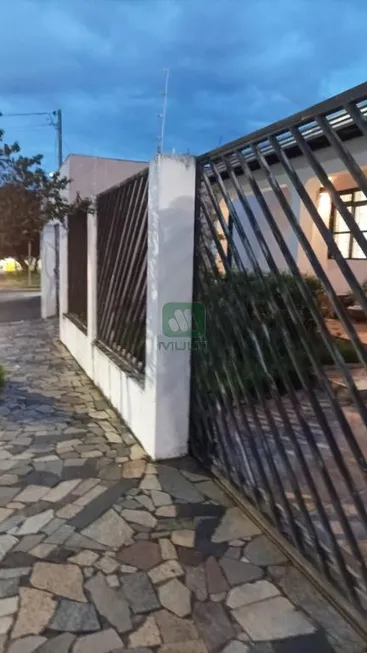 Foto 1 de Casa com 3 Quartos à venda, 185m² em Tubalina, Uberlândia