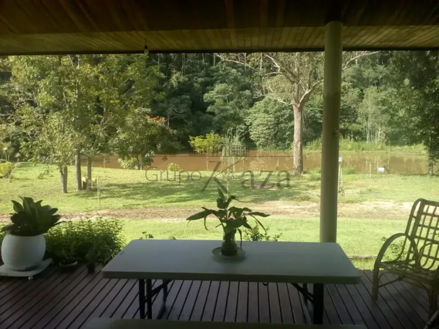 Foto 1 de Casa de Condomínio com 4 Quartos à venda, 250m² em Jambeiro, Jambeiro