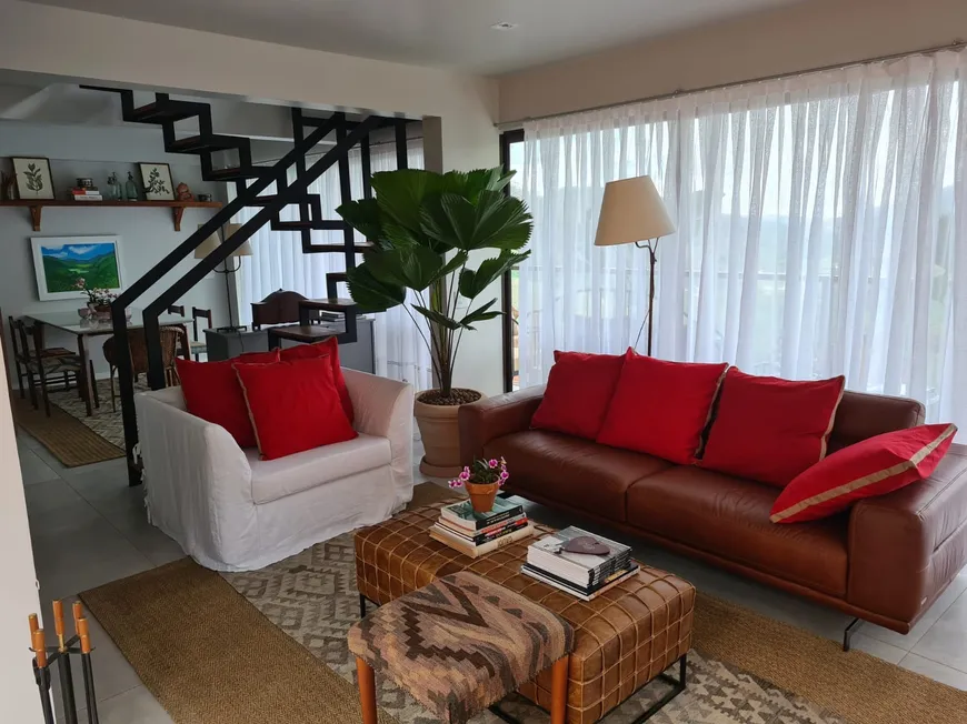 Foto 1 de Casa de Condomínio com 3 Quartos à venda, 230m² em Secretário, Petrópolis