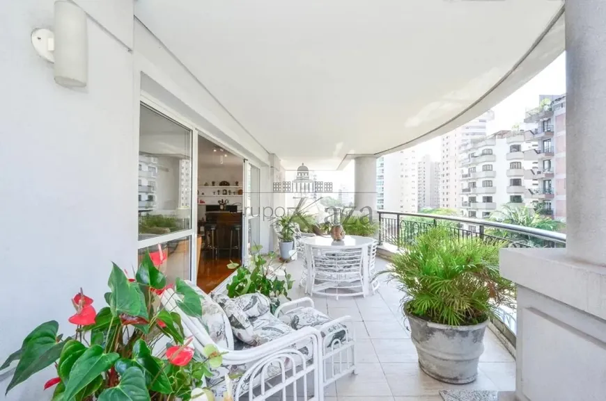 Foto 1 de Apartamento com 4 Quartos à venda, 300m² em Moema, São Paulo