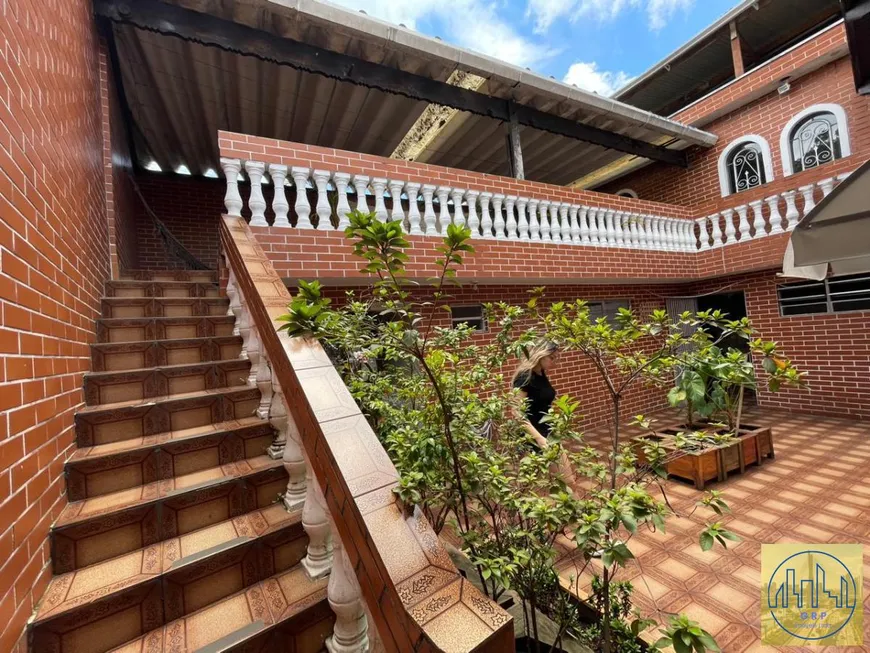 Foto 1 de Casa com 4 Quartos à venda, 275m² em Vila Scarpelli, Santo André