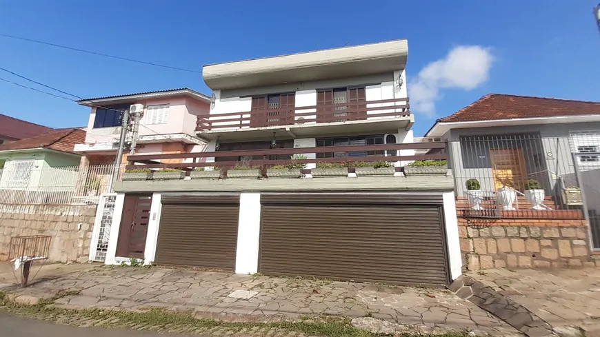 Foto 1 de Casa com 4 Quartos à venda, 240m² em Passo da Areia, Porto Alegre