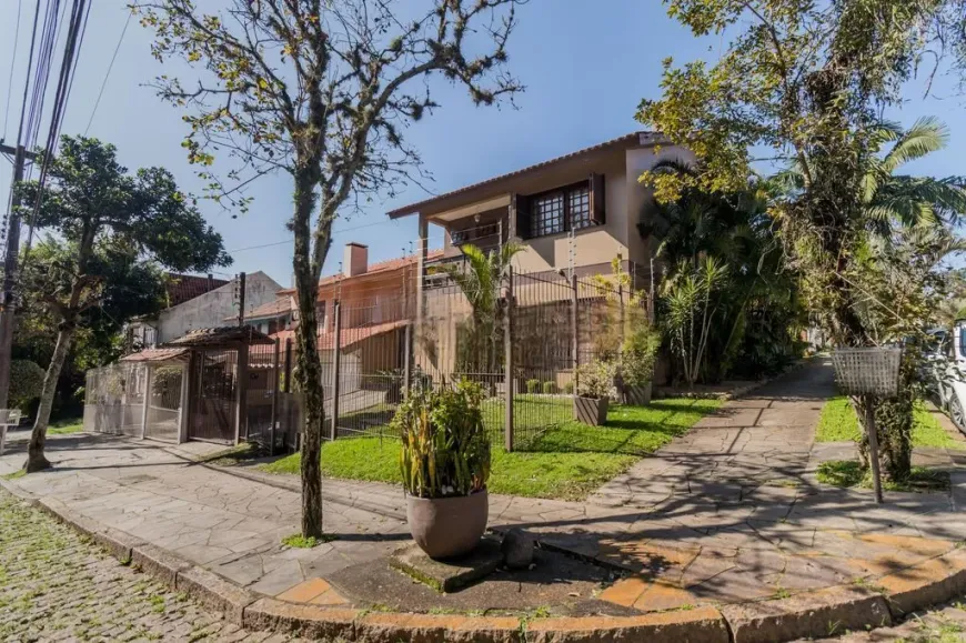 Foto 1 de Casa com 4 Quartos à venda, 258m² em Espiríto Santo, Porto Alegre