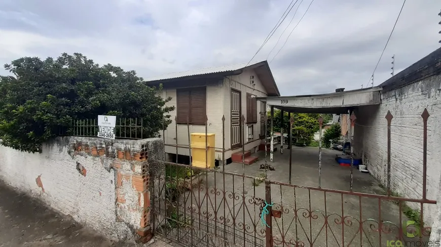 Foto 1 de Lote/Terreno à venda, 389m² em Barreiros, São José