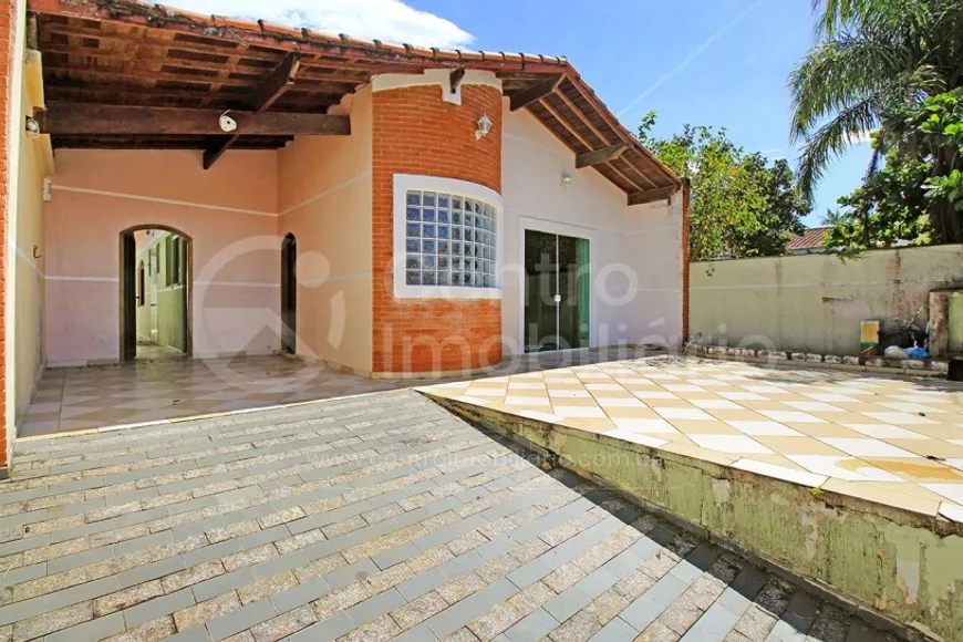 Foto 1 de Casa com 3 Quartos à venda, 140m² em Jardim Três Marias, Peruíbe