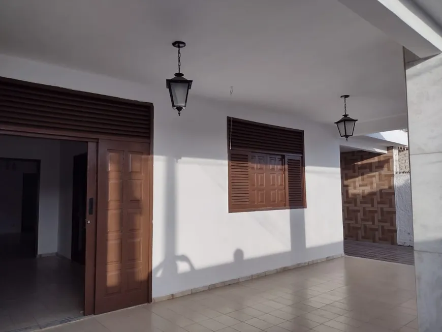 Foto 1 de Casa com 4 Quartos para alugar, 350m² em Gruta de Lourdes, Maceió