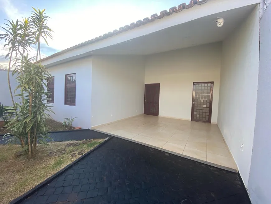 Foto 1 de Casa com 3 Quartos para alugar, 210m² em Custódio Pereira, Uberlândia