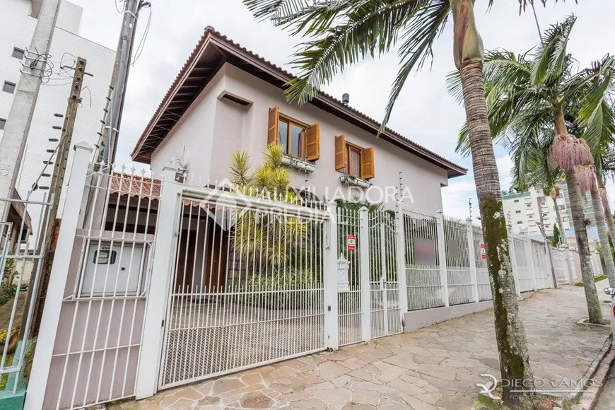 Foto 1 de Casa com 3 Quartos à venda, 380m² em Jardim Lindóia, Porto Alegre