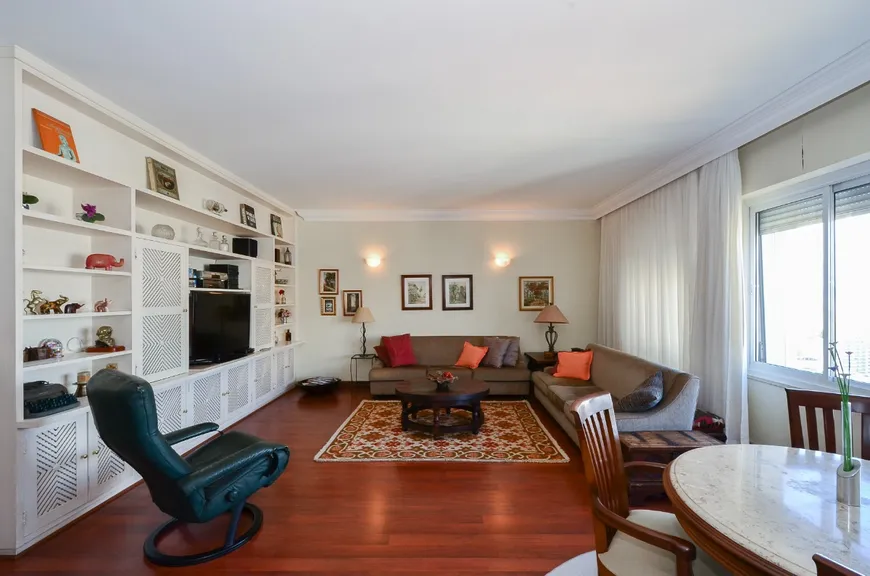 Foto 1 de Apartamento com 3 Quartos à venda, 215m² em Morro dos Ingleses, São Paulo