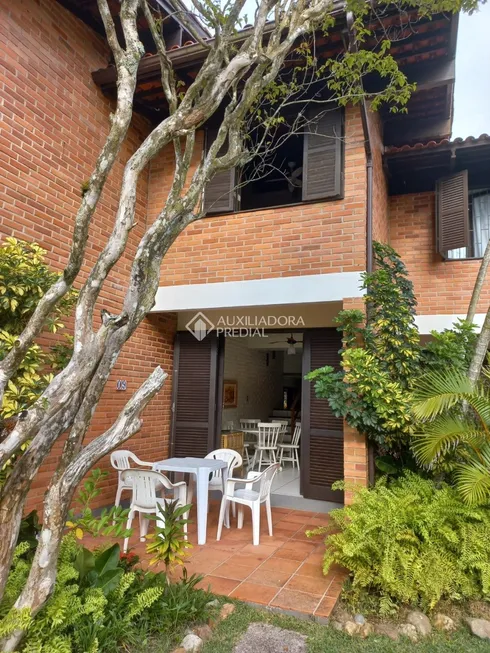 Foto 1 de Casa de Condomínio com 2 Quartos à venda, 61m² em Canasvieiras, Florianópolis