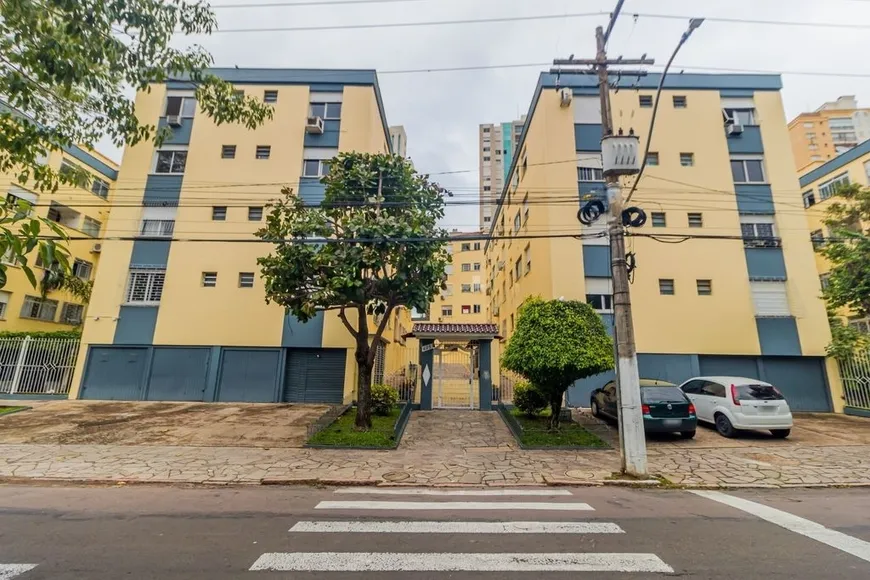 Foto 1 de Apartamento com 1 Quarto para alugar, 42m² em Passo da Areia, Porto Alegre
