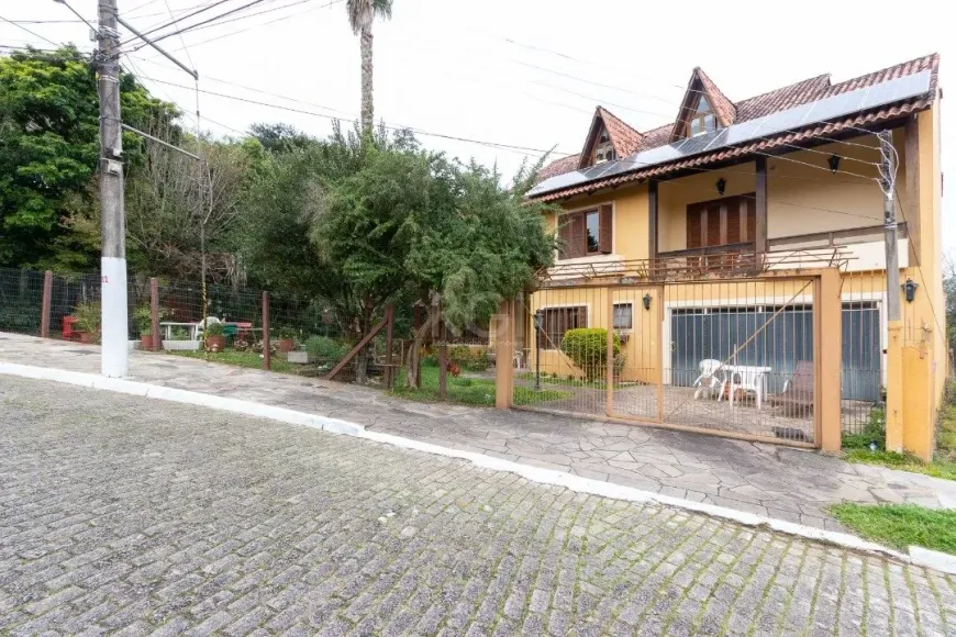 Foto 1 de Casa de Condomínio com 3 Quartos à venda, 385m² em Espiríto Santo, Porto Alegre