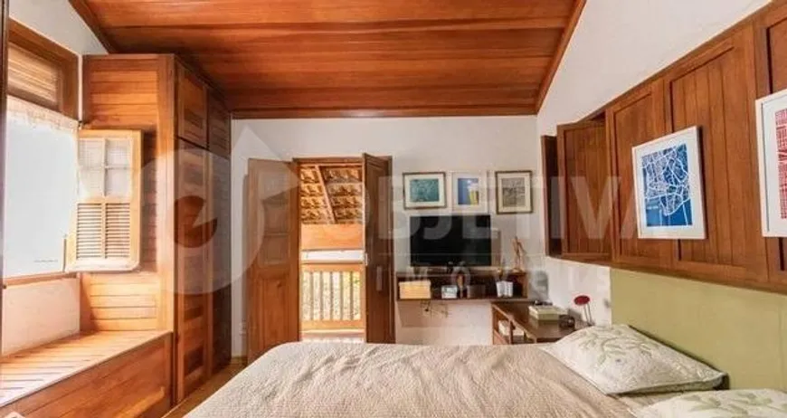 Foto 1 de Casa com 4 Quartos à venda, 220m² em Saraiva, Uberlândia