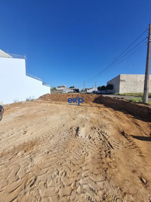 Foto 1 de Lote/Terreno à venda, 338m² em Leblon, Catalão