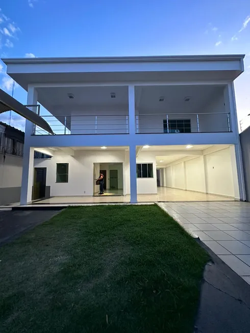 Foto 1 de Sobrado com 4 Quartos à venda, 300m² em Parque das Amendoeiras, Goiânia