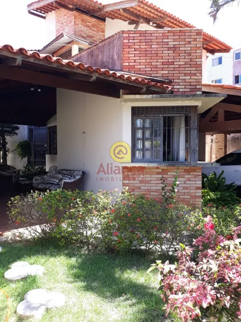 Foto 1 de Casa com 6 Quartos à venda, 324m² em Candelária, Natal