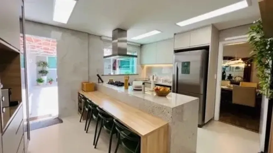 Foto 1 de Casa de Condomínio com 4 Quartos à venda, 270m² em Flores, Manaus