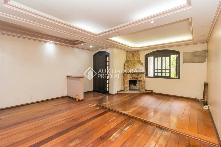 Foto 1 de Casa com 4 Quartos para alugar, 306m² em Jardim São Pedro, Porto Alegre