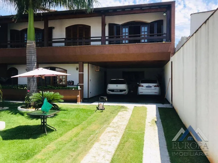 Foto 1 de Sobrado com 3 Quartos à venda, 264m² em Coliseu, Londrina