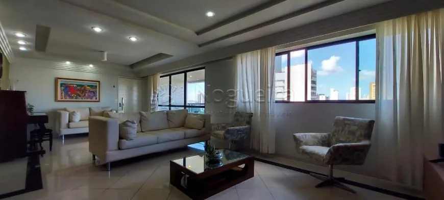 Foto 1 de Apartamento com 4 Quartos à venda, 202m² em Casa Forte, Recife