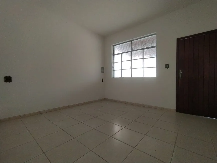 Foto 1 de Casa com 4 Quartos para alugar, 50m² em Minascaixa, Belo Horizonte
