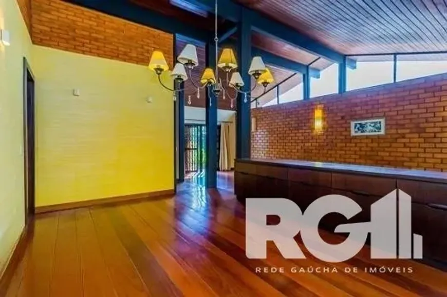 Foto 1 de Casa com 4 Quartos à venda, 399m² em Jardim Lindóia, Porto Alegre