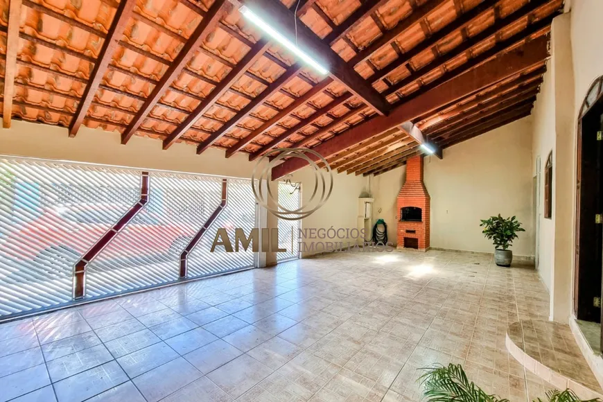 Foto 1 de Sobrado com 4 Quartos para alugar, 210m² em Vila Zezé, Jacareí