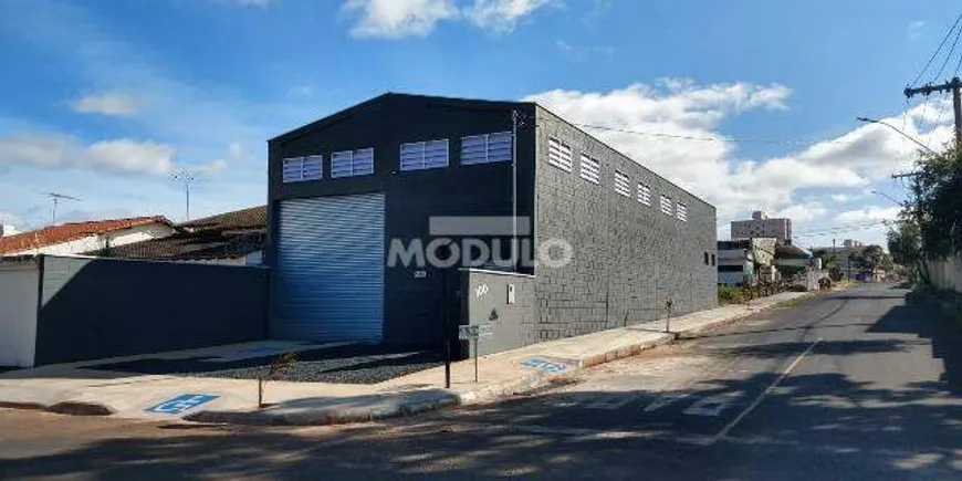 Foto 1 de Galpão/Depósito/Armazém para alugar, 230m² em Pampulha, Uberlândia