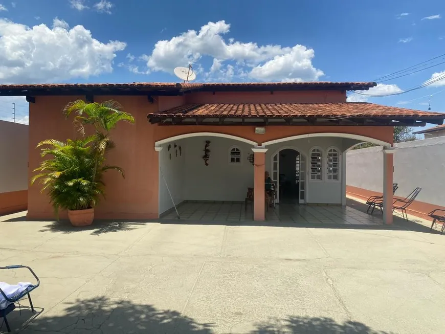 Foto 1 de Casa com 4 Quartos à venda, 180m² em Centro, Caldas Novas