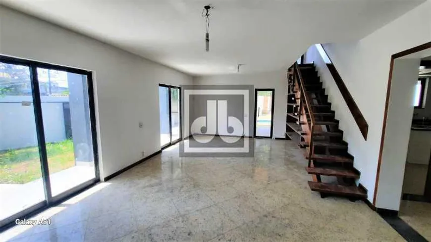 Foto 1 de Casa de Condomínio com 3 Quartos à venda, 245m² em Freguesia- Jacarepaguá, Rio de Janeiro