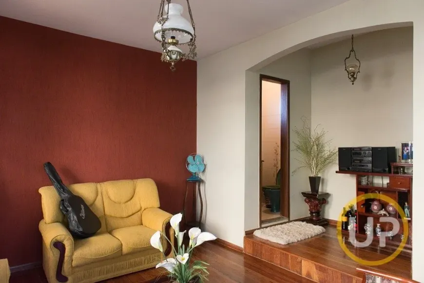 Foto 1 de Casa com 3 Quartos à venda, 314m² em Alto dos Caiçaras, Belo Horizonte