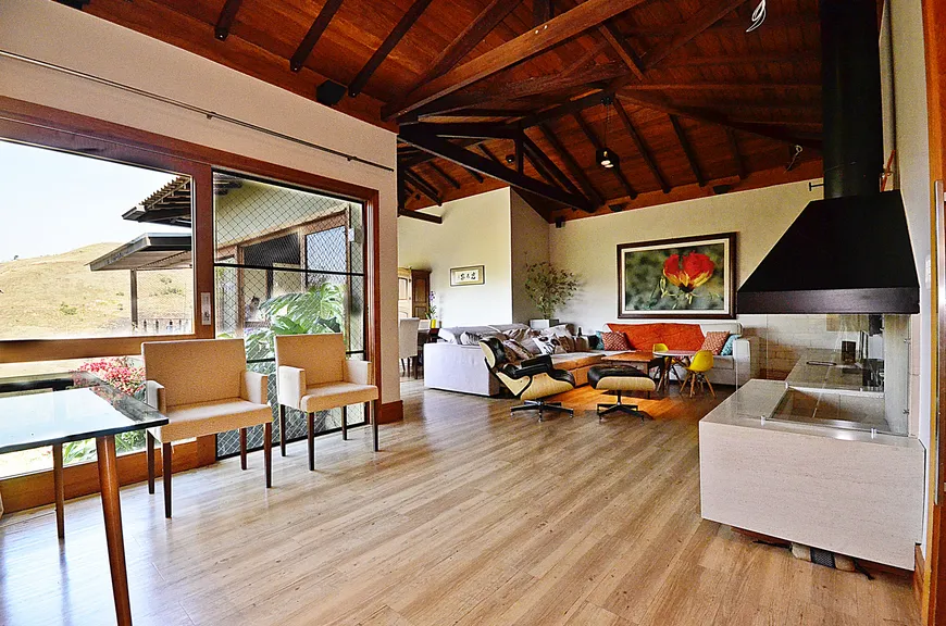 Foto 1 de Casa de Condomínio com 3 Quartos à venda, 200m² em Bonsucesso, Petrópolis