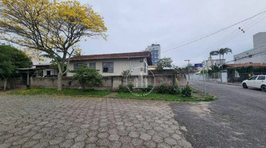 Foto 1 de Lote/Terreno à venda, 300m² em Barreiros, São José