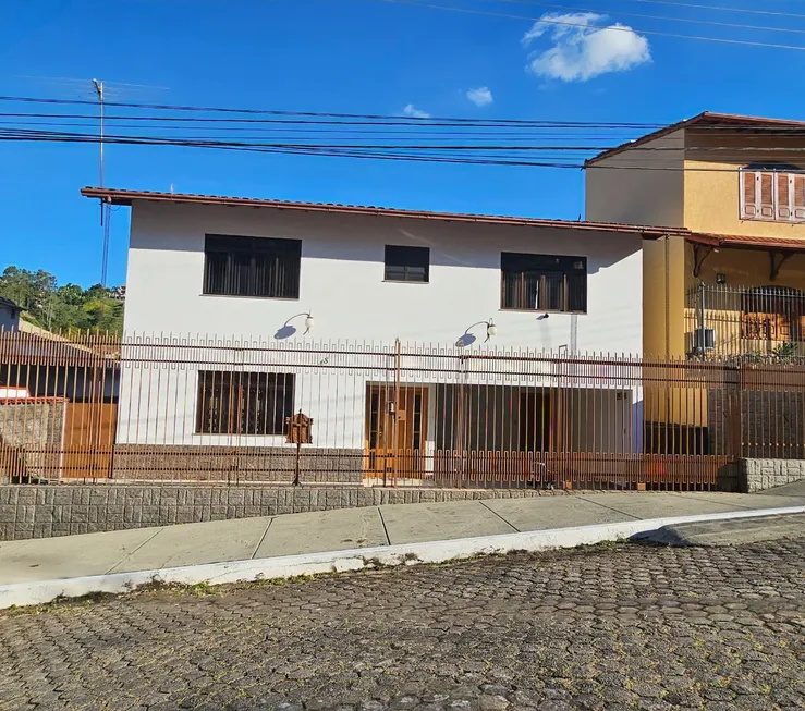 Foto 1 de Casa com 3 Quartos à venda, 435m² em Quintas das Avenidas, Juiz de Fora