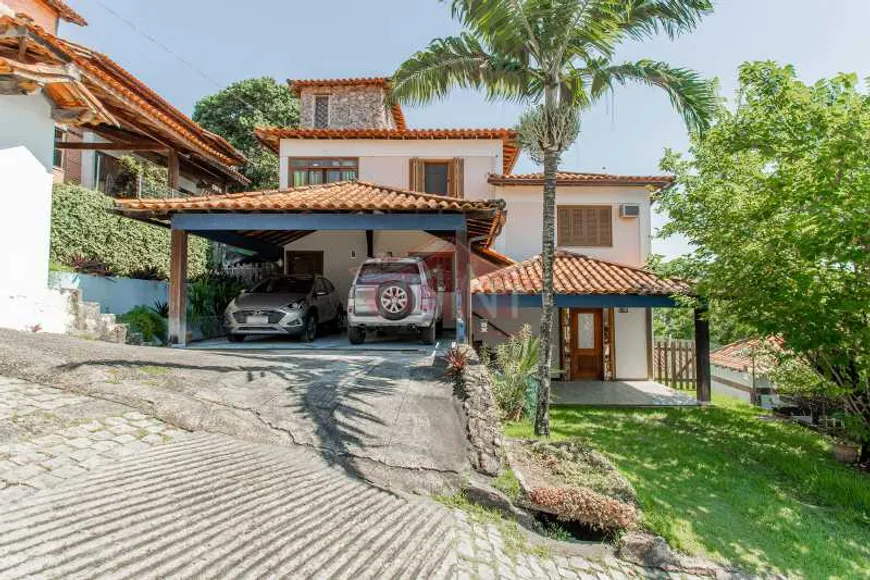 Foto 1 de Casa de Condomínio com 4 Quartos à venda, 300m² em Pendotiba, Niterói