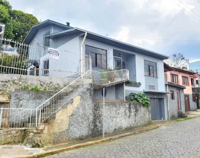 Foto 1 de Lote/Terreno à venda, 740m² em Rio Branco, Caxias do Sul